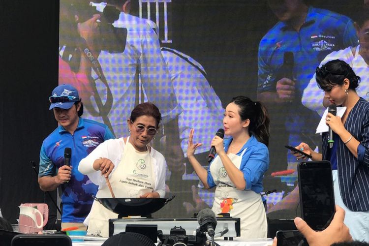 Menteri Kelautan dan Perikanan Susi Pudjiastuti saat memasak di area GBK Senayan, Jakarta, Minggu (25/11/2018).