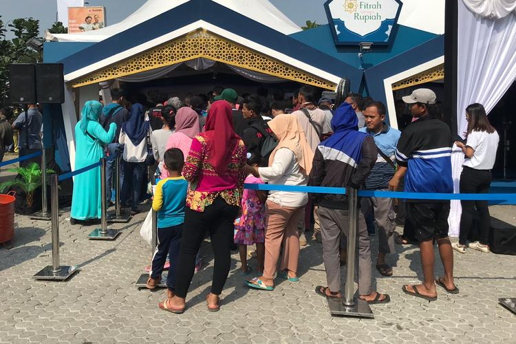 Lokasi penukaran uang yang dibuka Bank Indonesia di KM 57 Tol Jakarta-Cikampek, Rabu (27/5/2019).
