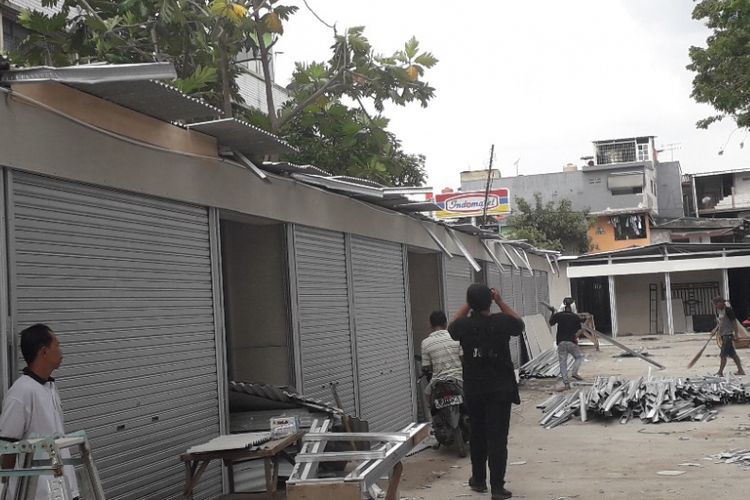 Sejumlah kios di lokasi sementara Pasar Tanah Merah, Jakarta Utara, yang sedang dibangun rusak akibat diterpa angin kencang, Selasa (15/1/2019). 