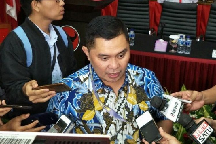 Direktur Cyber Crime Mabes Polri Brigjen Pol Fadil Imran dalam diskusi Melawan Hoax yang digelar di Kantor DPP PDI-P, Jakarta, Jumat (9/2/2018). 