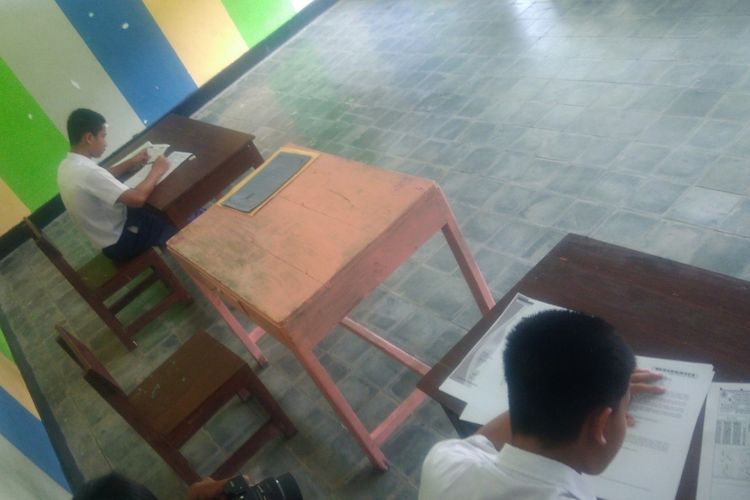 Siswa mengerjakan UNBK di dalam jeruji besi Lembaga Pemasyarakatan Khusus Anak (LPKA) Kelas IIB Yogyakarta yang berada di Kabupaten Gunung Kidul.