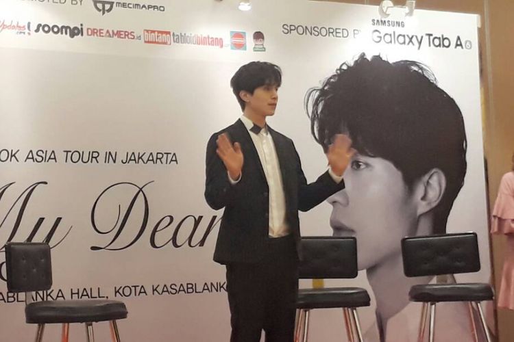 Artis peran Lee Dong Wook saat menghadiri press conference di Kasablanka Hall, Jakarta Selatan, Jumat (19/5/2017). Pemeran Goblin ini juga bertemu dengan puluhan penggemar beruntung yang mendapatkan akses ke jumpa media.