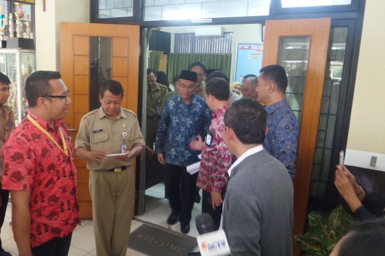 Menteri Pendidikan dan Kebudayaan (Mendikbud) Muhadjir Effendy usai mendatangi SMP 273 Jakarta, tempat pelaku dan korban bullying bersekolah, Selasa (18/7/2017)