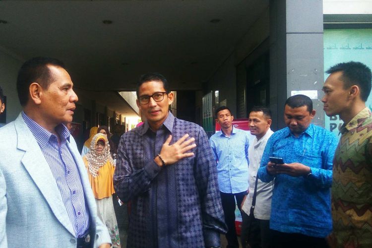 Wakik gubernur terpilih DKI Jakarta Sandiaga Uno usai menghadiri wisuda di Yayasan Putra Fatahillah Jalan Kramat Sentiong Gundul, Jakarta Pusat, Kamis (3/8/2017).