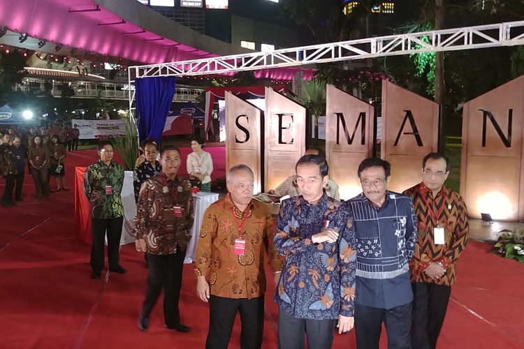 Presiden Joko Widodo meresmikan simpang susun Semanggi, Jakarta, Kamis (17/8/2017)]