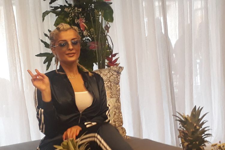 Vokalis Bebe Rexha ketika berbincang dengan sejumlah wartawan di Hotel Borobudur, Jakarta Pusat, Selasa (24/8/2017)