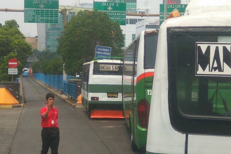 Petugas on board Transjakarta mensterilkan jalur di Terminal Blok M yang kerap terhalang bus lain, Jumat (15/9/2017).