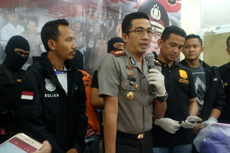 Wakapolres Metro Jakarta Barat, AKBP Adex Yudiswan saat merilis kasus pembunuhan seorang wanita di Tanjung Duren di Mapolsek Jakarta Barat, Jumat (22/9/2017).