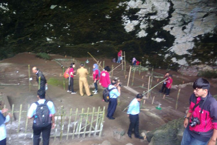 Petugas Melakukan Ekskavasi di Gua Braholo, Rongkop, Gunungkidul
