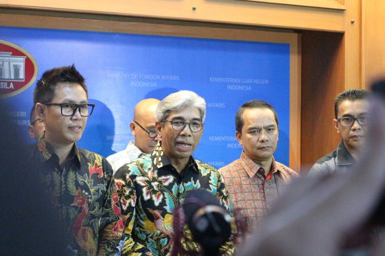 Wakil Menteri Luar Negeri Abdurrahman Mohammad Fachir (tengah) memberikan keterangan kepada media usai menerima Persatuan Artis Komedian Indonesia (PASKI) di kantornya, Jakarta, Jumat (9/2/2018). 