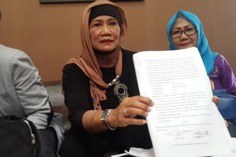 Anak dari Ahmad Jakoen Tjokrohadi yang digugat anaknya, Ani Hadi Setyowati saat menunjukkan keputusan Mahkamah Agung (MA), Selasa (13/2/2018), di Pengadilan Negeri Kota Malang.