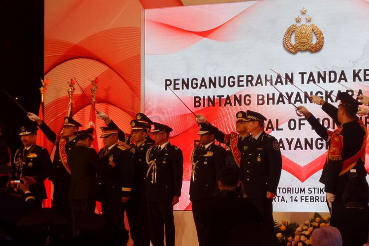 Kapolri Jenderal Pol Tito Karnavian sematkan penghargaan Bintang Bhayangkara Utama kepada kepala kepolisian lima negara di kompleks PTIK, Jakarta, Rabu (14/2/2018).