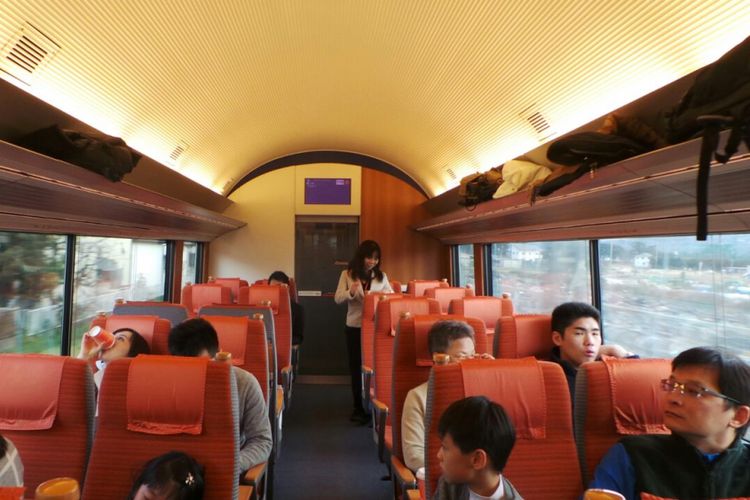 Tampak dalam romance car Odakyu yang membawa penumpang ke Hakone, Jepang. 