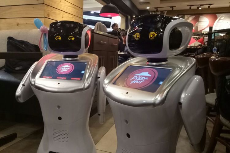 Sally dan Sammy, dua robot pintar yang diluncurkan Pizza Hut Indonesia, di Pizza Hut Kota Kasablanka, Jakarta, Rabu (21/2/2018).