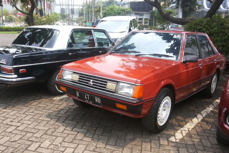 Salah satu Mitsubishi Lancer model lama (kanan) yang tampak di acara Perhimpunan Penggemar Mobil Kuno Indonesia (PPMKI) DKI Jakarta di kawasan Pondok Indah, Jakarta Selatan, Minggu (4/3/2018).