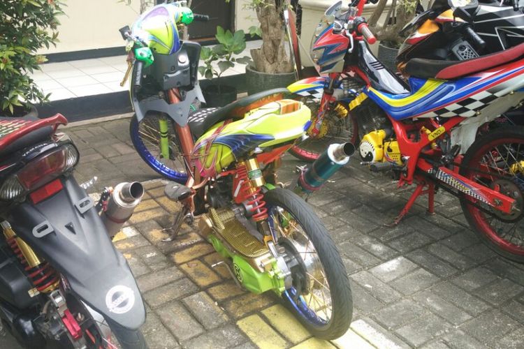 AK dan HI melakukan transaksi jual beli motor bodong melalui Facebook. (Dok. Humas Polres Metro Jakarta Barat)