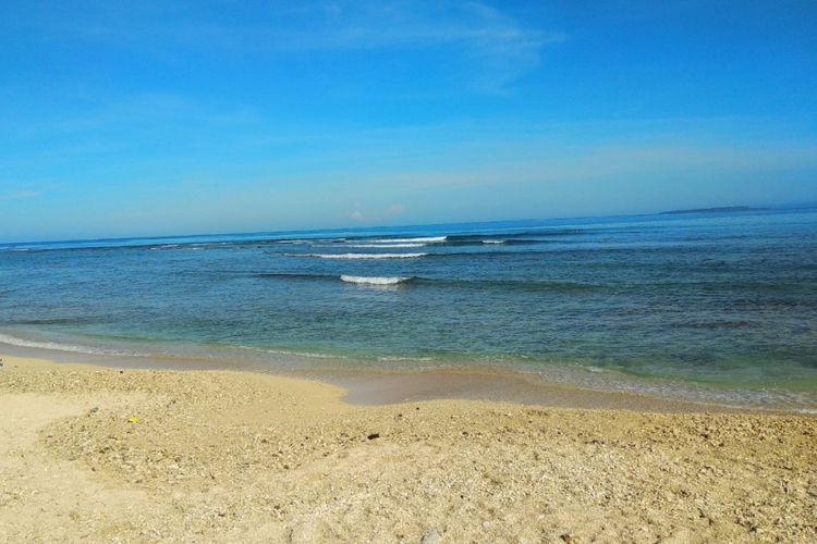 Suasana Pantai Tanjung Setia, Krui, Lampung pada Jumat (13/4/2018) pagi.