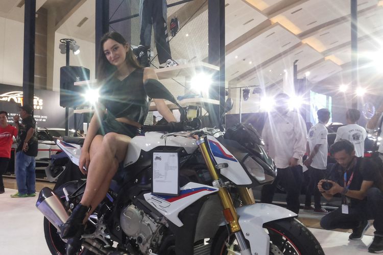 S1000R yang diperkenalkan BMW Motorrad di hari pertama ajang Indonesia International Motor Show (IIMS) 2018, di JIExpo Kemayoran Jakarta, Kamis (19/4/2018).