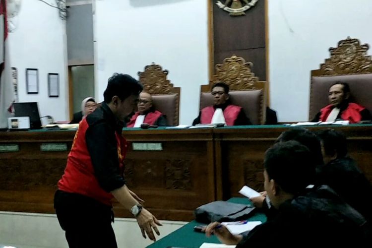 Gatot Brajamusti menghampiri tim kuasa hukumnya setelah divonis 9 tahun penjara oleh majelis hakim untuk kasus tindakan asusila di Pengadilan Negeri Jakarta Selatan, Selasa (24/4/2018).