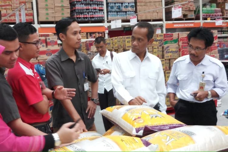 Kepala Badan Ketahanan Pangan, Agung Hendriadi, melakukan inspeksi mendadak ketersediaan pangan dan harga di pasar ritel modern di Palembang, Sumatera Selatan, Rabu (23/5/2018)