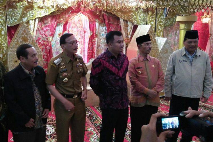 Ketua Pesisir Selatan Hendra Joni bersama kepala daerah lainnya mendklarasikan dukungan ke  Jokowi