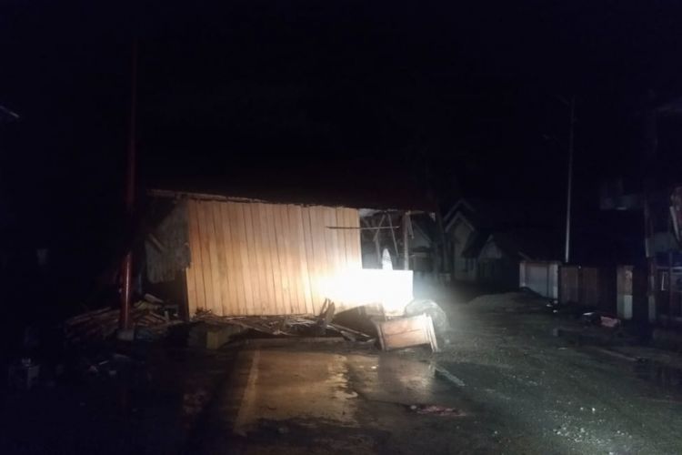 Rumah tereseret ke tengah jalan raya di daerah Donggala, Sulawesi Tengah.