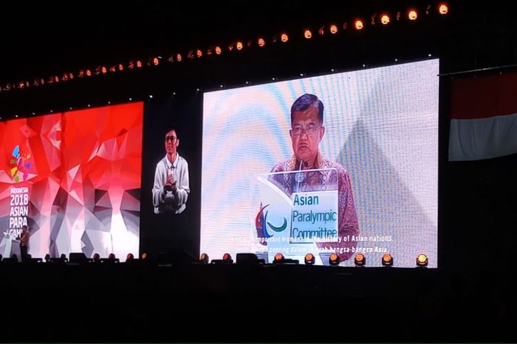 Momen saat Wakil Presiden Jusuf Kalla memberikan sambutan pada Upacara Penutupan Asian Para Games 2018 di Stadion Madya, Senayan, Jakarta, Sabtu (13/10/2018).