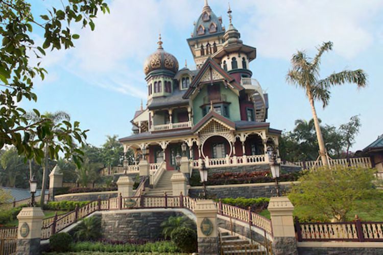 Wahana Mystic Manor di Hongkong Disneyland