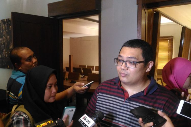 Direktur Eksekutif lembaga survei Median Rico Marbun saat memaparkan hasil survei di Cikini, Jakarta Pusat, Selasa (27/11/2018). 