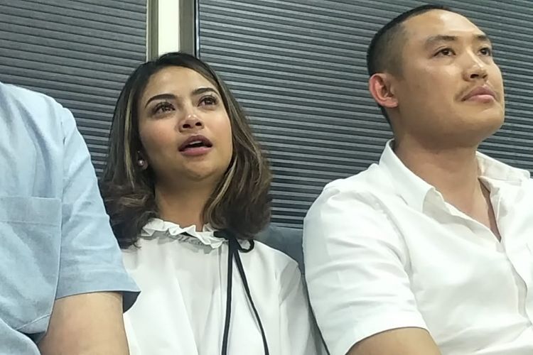 Vanessa Angel bersama tim kuasa hukumnya saat mengadakan jumpa pers terkait status tersangka dirinya di Apartemen Brawijaya, Jakarta Selatan, Rabu (16/1/2019).