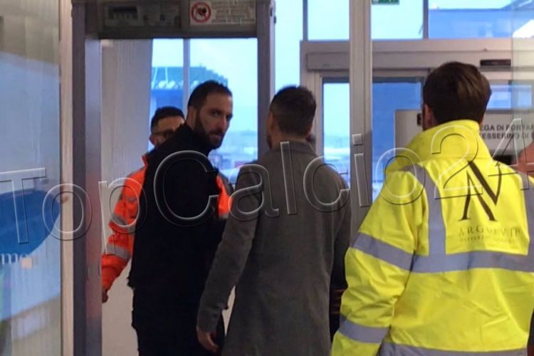 Gonzalo Higuain tiba di London pada Rabu (23/1/2019) untuk menyelesaikan proses transfer dari AC Milan ke Chelsea.
