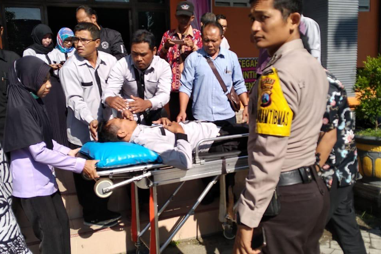 Seorang petugas penyelenggara pemilu di PPK Semen Kabupaten Kediri, Jawa Timur dirujuk ke rumah sakit seusai sakit saat rekapitulasi di tingkat kecamatan, Kamis (25/4/2019).