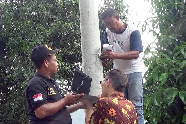 Pemasangan CCTV di Desa Kepatihan Kecamatan Jombang Jawa Timur, Selasa (16/4/2019). Selain untuk pemantauan keamanan, pemasangan CCTV tersebut dimaksudkan untuk memonitor setiap pergerakan mencurigakan selama Pemilu 2019.