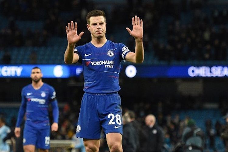 Cesar Azpilicueta meminta maaf kepada suporter seusai pertandingan Manchester City vs Chelsea di Stadion Etihad dalam lanjutan Liga Inggris, 10 Februari 2019. 