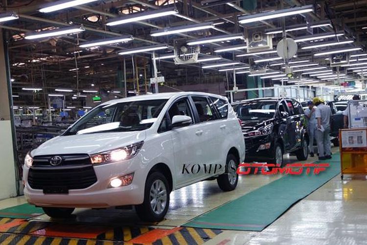 Jalur produksi Toyota All-New Kijang Innova di pabrik Toyota Motor Manufacturing Indoneisa (TMMIN) di Karawang I, Senin (16/11/2015).