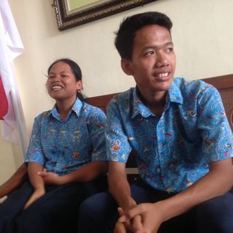 Sripun (15), siswi SMPN 17 Semarang, Jawa Tengah, bersama temannya Ego Krisna Yulianto, yang ditemui duta kehormatan UNICEF David Beckham, Selasa (27/3/2018).