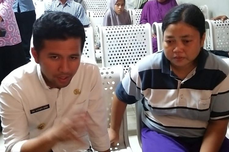 Wakil Gubernur Jawa Timur, Emil Dardak menemui Patemi, seorang ibu rumah tangga asal Kabupaten Madiun yang menangis dan galau lantaran kondisi kesehatan anaknya yang belum membaik setelah dirawat beberapa hari di RSUP Dr Soedono Madiun, Selasa ( 26/2/2019) sore. 