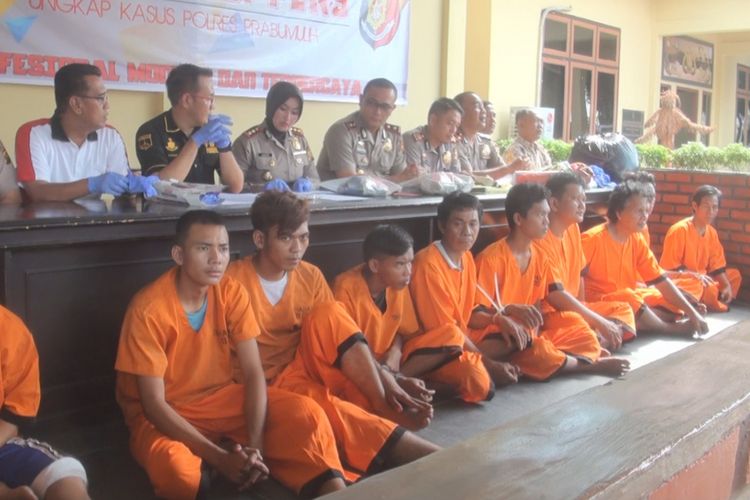 Sebelas pelaku kejahatan yang meresahkan warga Prabumulih ditampilkan di hadapan wartawan usai ditangkap oleh aparat polisi dari Polres Prabumulih