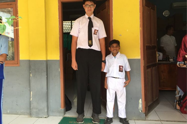 Renard Ichthus Hernando (14), murid kelas satu SMAN 18 Kabupaten Tangerang, memiliki tinggi badan 195 cm. Foto diambil pada Jumat (21/7/2017) siang.