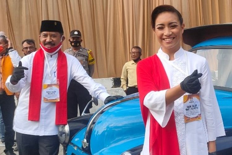Bakal pasangan calon wali kota dan wakil wali kota Tangerang Selatan (Tangsel) di Pilkada Tangsel 2020, Muhamad dan Rahayu Saraswati Djojohadikusumo, berfoto di depan oplet di halaman Gedung KPU Tangsel, Jumat (4/9/2020)