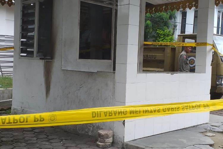 Dinding pos jaga Kantor Satpol PP Pekanbaru tampak menghitam setelah dilempari bom molotov orang tak dikenal, Rabu (28/8/2019).