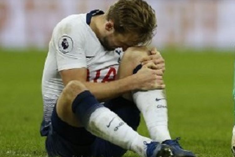 Harry Kane mengalami cedera pada pertandingan Tottenham Hotspur vs Manchester United di Stadion Wembley, 13 Januari 2019. 