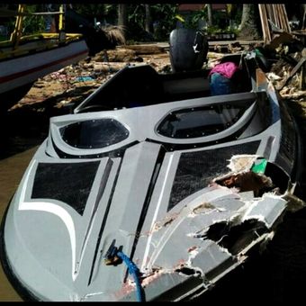 Kondisi speedboat yang diduga memuat 15 TKI ilegal yang mengalami kecelakaan di Sei Melayu, Malaysia. 4 penumpang TKI mengalami luka pada bagian kepala, sedangkan  11 TKI lainnya yang selamat kembali ke penampungan TKI yang berada di Pulau Sebatik, Indonesia.