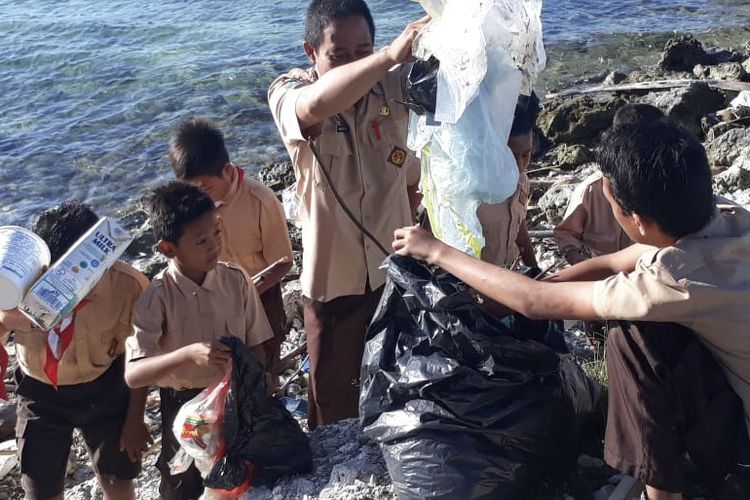 Para siswa di Kepulauan Seribu melakukan aksi bersih-bersih untuk memperingati Hari Pendidikan Nasional (Hardiknas) Kamis (2/5/2019). Acara ini dilakukan di semua pulau di wilayah Kepulauan Seribu yang memiliki instansi pendidikan SD, SMP dan SMA. 
