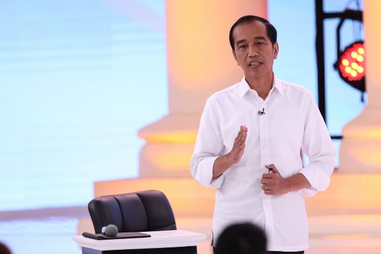 Calon Presiden Nomor Urut 1, Joko Widodo menjelaskan visi misinya saat Debat Kedua Calon Presiden di Hotel Sultan, Jakarta, Minggu (17/2/2019).