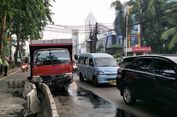 Truk Tabrak Separator 'Busway', Lalu Lintas di Underpass Kebayoran Lama Macet 