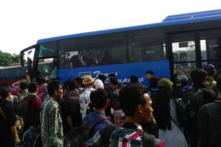 Bus shuttle beroperasi di Pelabuhan Bakauheni Lampung. 