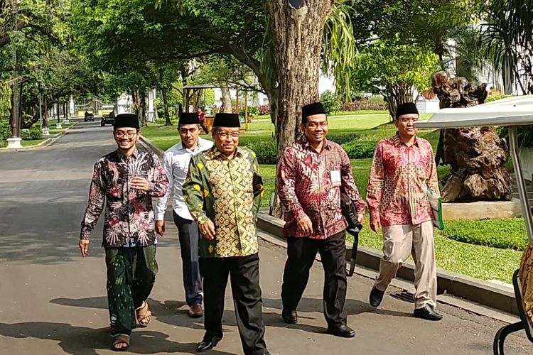 Ketua Umum PBNU Said Aqil Siradj bersama sejumlah pengurus PBNU usai menemui presiden Joko Widodo di Istana Kepresidenan, Jakarta, Selasa (11/7/2017).