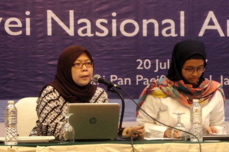 Peneliti dari Polling Center Henny Susilowati saat meluncurkan hasil survei antikorupsi 2017 di kawasan Thamrin, Jakarta Pusat, Kamis (20/7/2017).