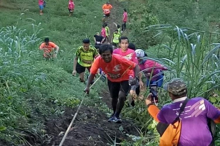 Peserta Banyuwangi Ijen Green Run 2017 sedang melewati tanjakan patah hati Minggu (23/7/2017)